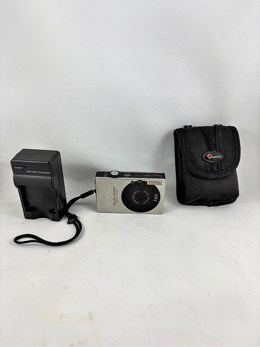 Canon PowerShot SD1000 Digital ELPH 7.1MP Silver Camera Charger Case Tested